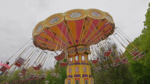 MOSCOW, RUSSIA, May 21, 2017: Children go in carousel and having fun on a cloudy day, Moscow. — Stock Photo, Image