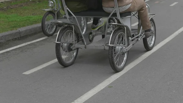 Widok na nogi człowieka na rowerze w obszarze parku miejskiego. — Zdjęcie stockowe