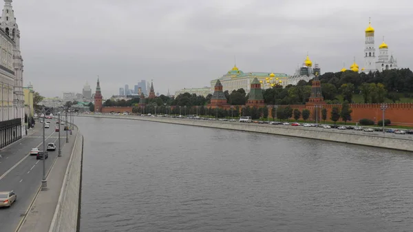 Солнечный летний день Московский речной залив Кремлин — стоковое фото