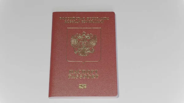 MOSCÚ, RUSIA, 3 DE JUNIO DE 2017: Tomar el pasaporte del ciudadano de la Federación Rusa. Pasaporte es un documento que certifica la identidad de su titular a efectos de viajes internacionales . —  Fotos de Stock