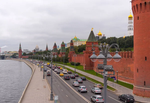 Солнечный летний день Московский речной залив Кремлин — стоковое фото