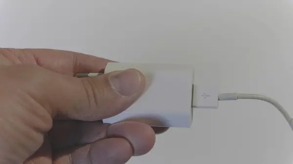 Débranchez à la main le câble de charge USB au téléphone intelligent. Images de stock UltraHD — Photo