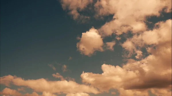 Tempo lapso Nuvens fofas flutuam através do céu azul . — Fotografia de Stock