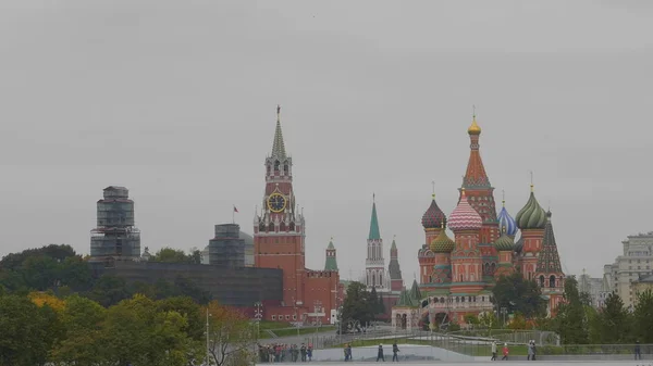 MOSCOW - OUTUBRO 14: Praça Vermelha de Moscou. Catedral de São Basílio e torre de Spasskaya em 14 de outubro de 2017 em Moscou, Rússia — Fotografia de Stock