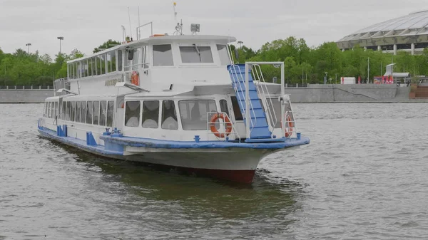 Moskou-21 mei: Dijk navigatie op de Moskouse rivier, op 21 mei 2017 in Moskou, Rusland. — Stockfoto