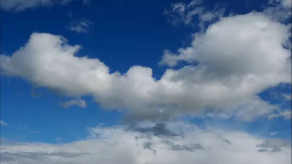 Time lapse Nubes esponjosas flotan a través del cielo azul. Imágenes de archivo UltraHD — Foto de Stock
