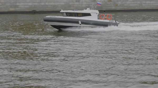 Moskau - oktober 14: boot emercom von russland schwimmt auf dem moskauer fluss am oktober 14, 2017 in moskau, russland — Stockfoto