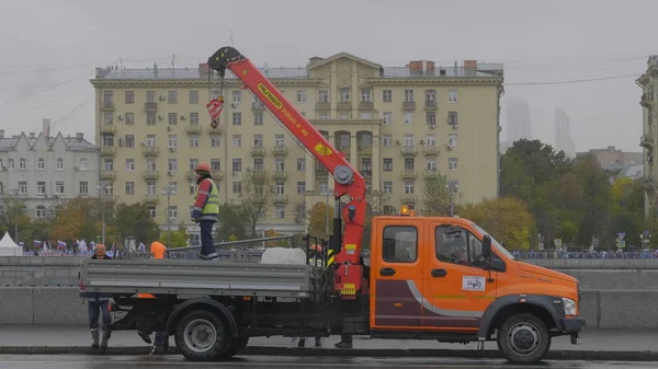 МОСКВА - 14 ОКТЯБРЯ: 14 октября 2017 года рабочие грузят забор в грузовик в Москве — стоковое фото