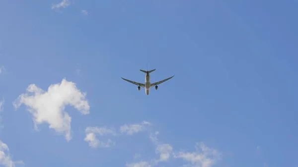 Коммерческий пассажирский самолет пролетает над головой в солнечный день. Склад UltraHD — стоковое фото