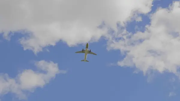 Комерційний пасажирський літак летить накладні витрати в сонячний день. Ультраhd запас кадри — стокове фото