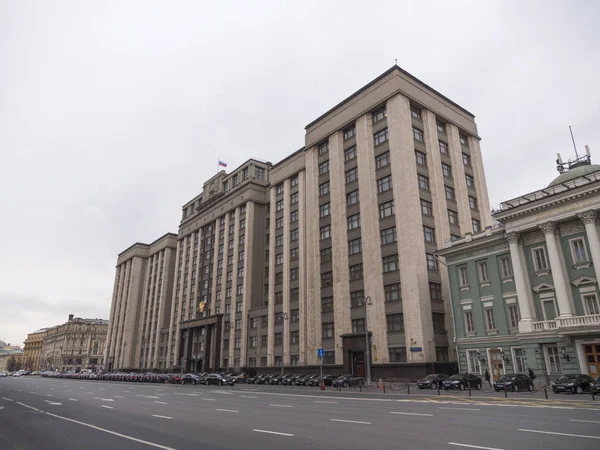 Fachada de la Duma Estatal, edificio del Parlamento de la Federación Rusa, hito en el centro de Moscú — Foto de Stock