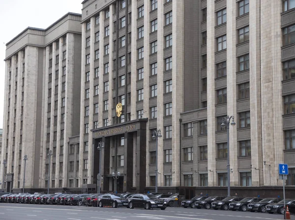 Façade de la Douma d'Etat, bâtiment du Parlement de la Fédération de Russie, point de repère dans le centre de Moscou — Photo