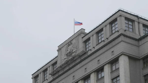 Fachada da Duma estatal, edifício do Parlamento da Federação Russa, marco no centro de Moscou — Fotografia de Stock