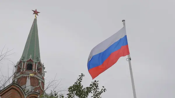 Kreml Moskwa kopuła Senatu budynek Rosyjska flaga wieża — Zdjęcie stockowe