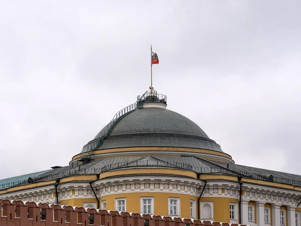 Kremlin Moscú Cúpula del edificio del Senado Torre de la bandera rusa —  Fotos de Stock