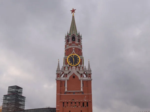Relógio principal do Kremlin de Moscou chamado Kuranti na Torre Spasskaya 12 horas. Praça Vermelha — Fotografia de Stock
