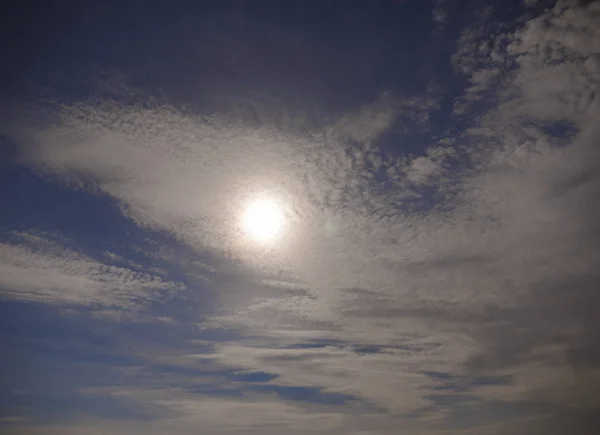 Красивые белые облака в голубом небе — стоковое фото