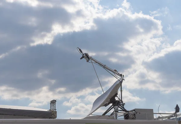 Antena satelital en la pared con cielo azul — Foto de Stock