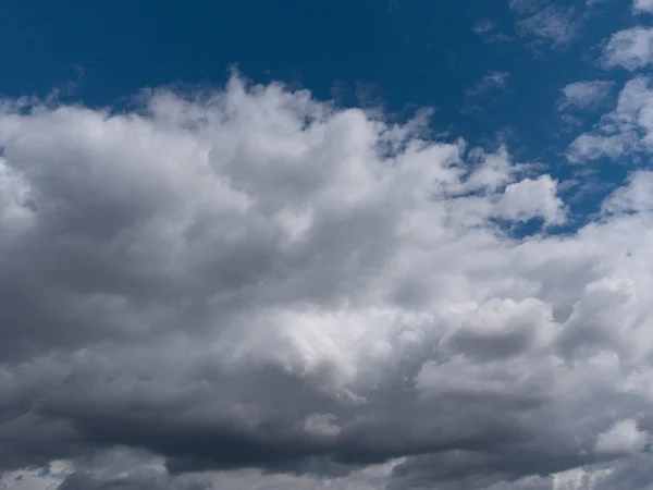 Belle varie forme nuvole nel cielo alto — Foto Stock