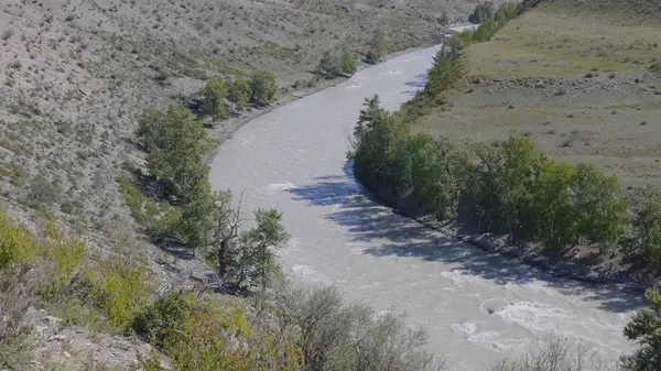 Ondas, spray e espuma, rio Katun nas montanhas Altai. Sibéria, Rússia — Fotografia de Stock