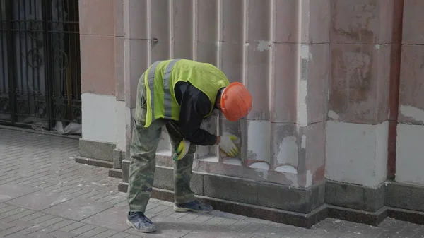 MOSCOW - 26 DE AGOSTO: Alpinista gasta trabalhos de reparação em uma altura de edifício de vários andares em 26 de agosto de 2017 em Moscou, Rússia — Fotografia de Stock