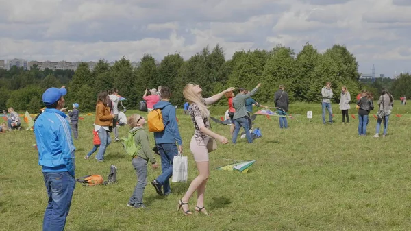 MOSCOVA 27 AUGUST: fata lansează un zmeu în parc 27 august 2017 în Moscova, Rusia — Fotografie, imagine de stoc