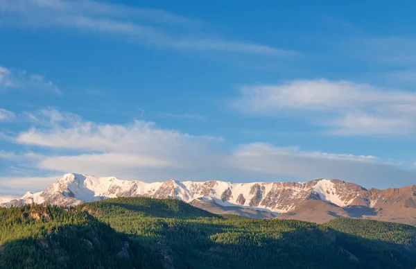 Beau paysage hivernal avec des sommets enneigés — Photo