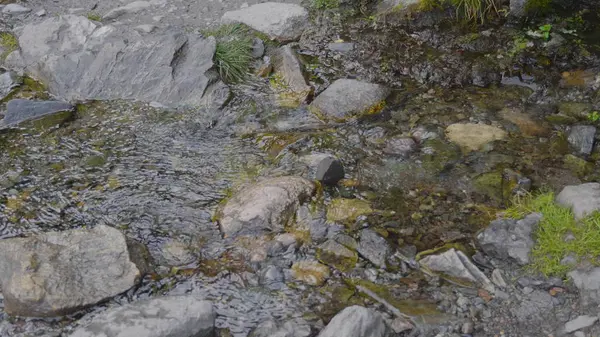 Grote mooie waterval stroomt langs de rotsen bergen — Stockfoto