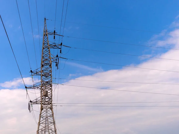 Ciel nuageux du matin et une ligne à haute tension — Photo