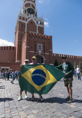 Moskova - 17 Haziran 2018: Brezilya Futbol Dünya Kupası Fanatikleri sokaklarda tipik kostümleri ile bayraklar ile 17 Haziran 2018 Moskova, Rusya