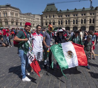 Moskova - 15 Haziran 2018: Meksika Futbol Dünya Kupası Fanatikleri sokaklarda tipik kostümleri ile 15 Haziran 2018 Moskova, Rusya