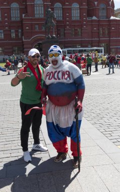 MOSCOW - 20 Haziran 2018: Rusya 'nın Fas Futbol Dünya Kupası Fanatikleri 20 Haziran 2018' de Moskova, Rusya 'da bayraklarıyla sokaklara döküldü.