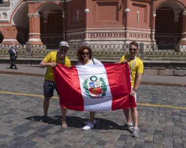 Moskova - 20 Haziran 2018: Futbol Dünya Kupası Fanatikler Sokaklarda tipik kostümleri ile bayraklar ile Peru 20 Haziran 2018 Moskova, Rusya