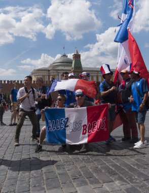 Moskova - 26 Haziran 2018: Fransa Futbol Dünya Kupası Fanatikleri sokaklarda tipik kostümleri ile bayraklar ile 26 Haziran 2018 Moskova, Rusya