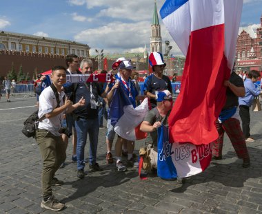 Moskova - 26 Haziran 2018: Fransa Futbol Dünya Kupası Fanatikleri sokaklarda tipik kostümleri ile bayraklar ile 26 Haziran 2018 Moskova, Rusya