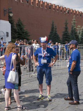 Moskova - 26 Haziran 2018: Fransa Futbol Dünya Kupası Fanatikleri sokaklarda tipik kostümleri ile bayraklar ile 26 Haziran 2018 Moskova, Rusya