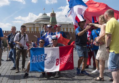 Moskova - 26 Haziran 2018: Fransa Futbol Dünya Kupası Fanatikleri sokaklarda tipik kostümleri ile bayraklar ile 26 Haziran 2018 Moskova, Rusya