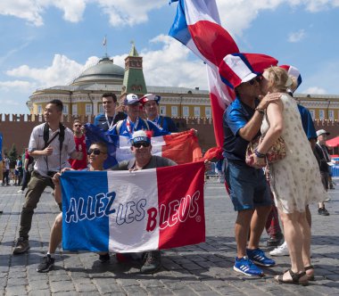 Moskova - 26 Haziran 2018: Fransa Futbol Dünya Kupası Fanatikleri sokaklarda tipik kostümleri ile bayraklar ile 26 Haziran 2018 Moskova, Rusya