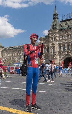 Moskova - 26 Haziran 2018: Futbol Dünya Kupası Fanatikleri sokaklarda bir örümcek adam takım elbise26 Haziran 2018 Moskova, Rusya
