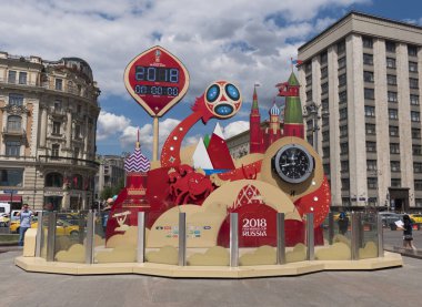 Moskova Rusya - 20 Haziran 2018: Kremlin yakınlarındaki Manege Meydanı'nda Rusya'da düzenlenen 2018 Fifa Dünya Kupası'nın başlamasına günler, saatler ve dakikalar dolu bir saat. National Hotel arka planda. -ını