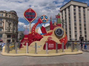 Moskova Rusya - 20 Haziran 2018: Kremlin yakınlarındaki Manege Meydanı'nda Rusya'da düzenlenen 2018 Fifa Dünya Kupası'nın başlamasına günler, saatler ve dakikalar dolu bir saat. National Hotel arka planda. -ını