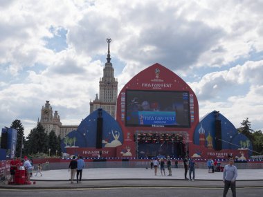 Moskova Rusya - 20 Haziran 2018: Rusya'da 2018 Fifa Dünya Kupası Fifa Fan Fest yazıtı ile fan bölgesi önünde Resmi Fifa afiş