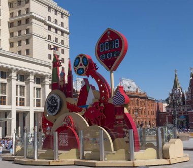 Moskova Rusya - 20 Haziran 2018: Kremlin yakınlarındaki Manege Meydanı'nda Rusya'da düzenlenen 2018 Fifa Dünya Kupası'nın başlamasına günler, saatler ve dakikalar dolu bir saat. National Hotel arka planda. -ını