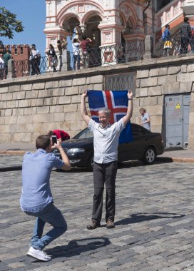 Moskova - 15 Haziran 2018: İzlanda Futbol Dünya Kupası Fanatik bayraklı, sokaklarda fotoğraflandı 15 Haziran 2018 Moskova, Rusya