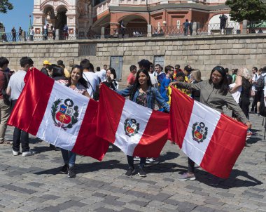 Moskova - 15 Haziran 2018: Peru Futbol Dünya Kupası Fanatikleri sokaklarda tipik kostümleri ile bayraklar ile 15 Haziran 2018 Moskova, Rusya