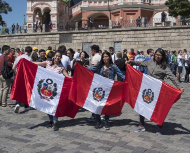 Moskova - 15 Haziran 2018: Peru Futbol Dünya Kupası Fanatikleri sokaklarda tipik kostümleri ile bayraklar ile 15 Haziran 2018 Moskova, Rusya
