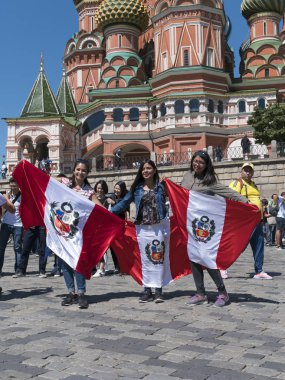 Moskova - 15 Haziran 2018: Peru Futbol Dünya Kupası Fanatikleri sokaklarda tipik kostümleri ile bayraklar ile 15 Haziran 2018 Moskova, Rusya