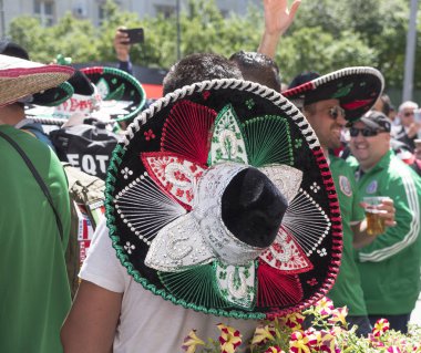 Moskova - 15 Haziran 2018: Meksika Futbol Dünya Kupası Fanatikleri sokaklarda tipik kostümleri ile 15 Haziran 2018 Moskova, Rusya