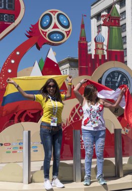 Moskova - 15 Haziran 2018: Peru ve Kolombiya Futbol Dünya Kupası Fanatikleri sokaklarda tipik kostümleri ile bayraklar ile 15 Haziran 2018 Moskova, Rusya