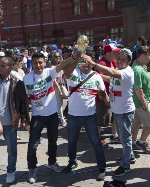 Moskova - 15 Haziran 2018: Meksika Futbol Dünya Kupası Fanatikleri sokaklarda tipik kostümleri ile bayraklar ile 15 Haziran 2018 Moskova, Rusya